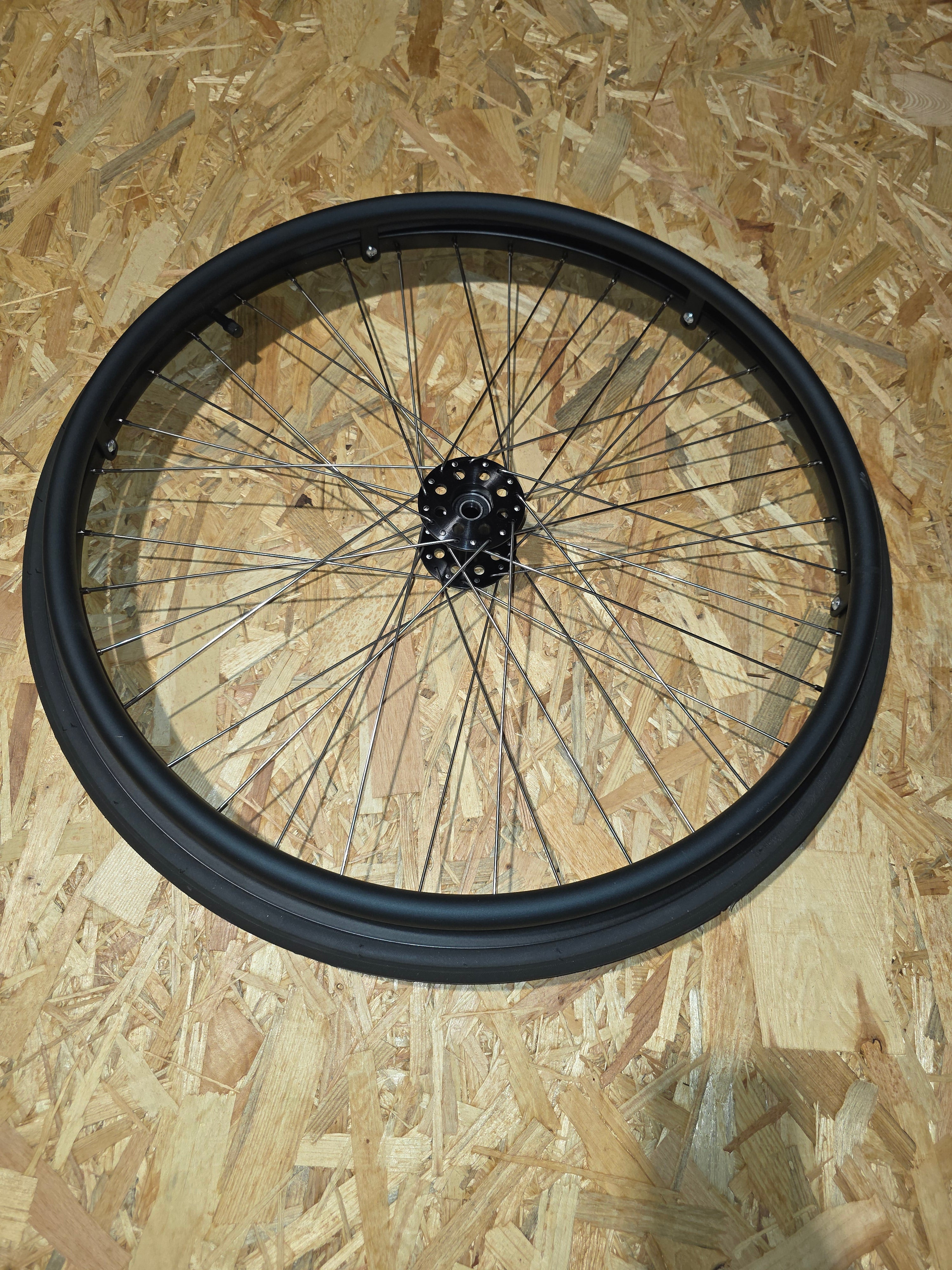 PAIRE ROUE 25" avec PNEU ET MAIN COURANTE ALU NOIRE